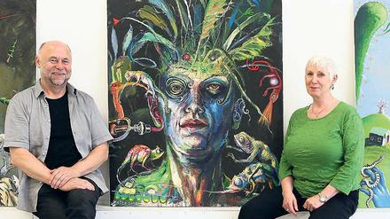 Kreative Köpfe. Ursula und Rainer Sperl sind seit 25 Jahren Galeristen. Malte Brekenfeld malt gern schräg und bunt, seine Bilder sind bis zum 17. Juli bei Sperls zu sehen.