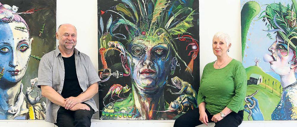 Kreative Köpfe. Ursula und Rainer Sperl sind seit 25 Jahren Galeristen. Malte Brekenfeld malt gern schräg und bunt, seine Bilder sind bis zum 17. Juli bei Sperls zu sehen.