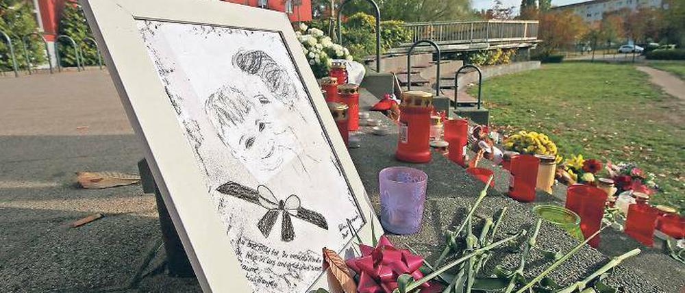 Unendlich traurig. Viele Potsdamer zeigten angesichts der Morde an den beiden Kindern Elias und Mohamed große Anteilnahme – wie hier am Bürgerhaus am Schlaatz.