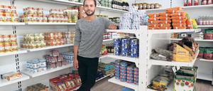 Fast alles da. Murhaf Husam Eddin eröffnet am 1. Juni sein Lebensmittelgeschäft in der Charlottenstraße. Eddin hat bereits zahlreiche Projekte gestartet, so hat er einen Videofilm gedreht, in dem er sich in Potsdam bei Deutschen für seine Aufnahme hier bedankt (PNN berichteten).