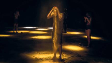 Der andere Goldrausch. Die brasilianische Choreographin Lia Rodrigues lässt in ihrer neuesten Produktion die Tänzer sich mit goldähnlichem Staub berieseln, der aus dem Gewürz Kurkuma besteht.