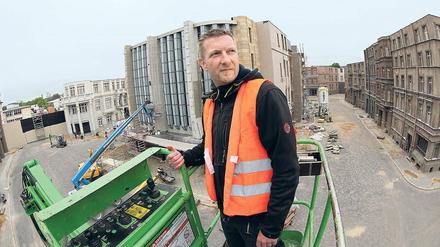Fünf Monate Bauzeit: Bauleiter Marco Preßler über der fertigen Kulissenstraße.