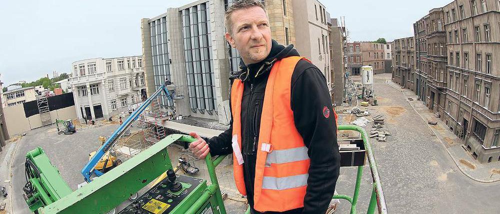 Fünf Monate Bauzeit: Bauleiter Marco Preßler über der fertigen Kulissenstraße.