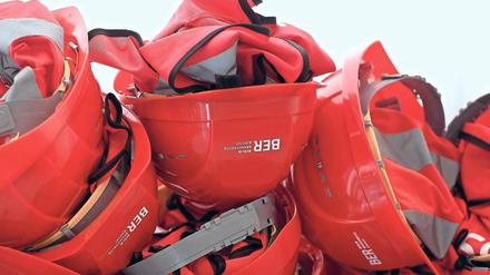 Helm ab zum Gebet. Am BER sieht kaum noch jemand eine Chance, dass der künftige Flughafen wirklich wie geplant im kommenden Jahr eröffnet werden kann.