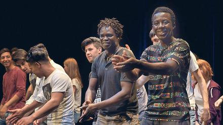 Geschichten des Leidens. In ihrem neuen Stück „Flucht nach vorn“ bringt das Jugendtheater des HOT die Erzählungen von Geflüchteten auf die Bühne. Die Premiere heute Abend ist ausverkauft. In der kommenden Spielzeit, im März 2017, werden ebenfalls in Potsdam lebende Flüchtlinge zum Sujet des Theaters – in dem Stück „Gehen und Bleiben“ von Maxi Obexer.