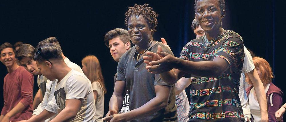 Geschichten des Leidens. In ihrem neuen Stück „Flucht nach vorn“ bringt das Jugendtheater des HOT die Erzählungen von Geflüchteten auf die Bühne. Die Premiere heute Abend ist ausverkauft. In der kommenden Spielzeit, im März 2017, werden ebenfalls in Potsdam lebende Flüchtlinge zum Sujet des Theaters – in dem Stück „Gehen und Bleiben“ von Maxi Obexer.