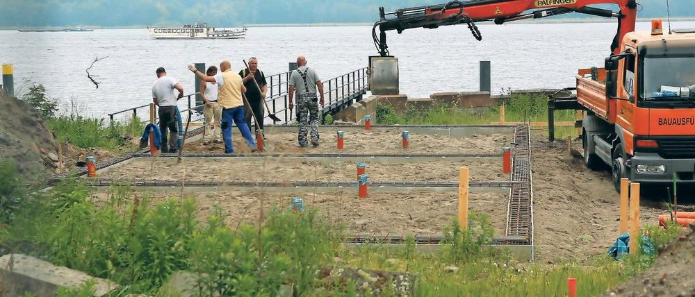 Bewegung. Lange herrschte Stillstand an der Schwanenallee, nun sind zumindest die Fundamente so gut wie fertig. Nun fehlt noch das Wichtigste: die Ventehalle. Sie wird in Polen hergestellt – und soll nach jüngsten Prognosen im August oder September kommen.