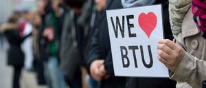 "We love BTU": Eine Studentin der BTU hielt bei einer Menschenkette gegen die Fusion der Cottbuser Uni und der Hochschule Lausitz dieses Schild hoch.