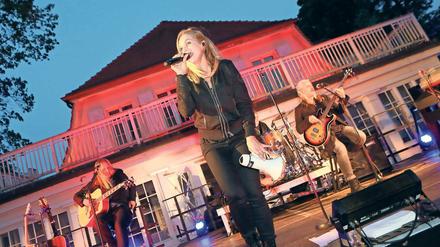 Rocken für Babys. Silly spielte am Samstagabend vor etwa 500 Gästen in Potsdam. Mit dem Erlös der Veranstaltung wird ein Projekt unterstützt, das Eltern helfen soll.