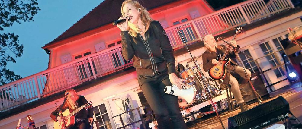 Rocken für Babys. Silly spielte am Samstagabend vor etwa 500 Gästen in Potsdam. Mit dem Erlös der Veranstaltung wird ein Projekt unterstützt, das Eltern helfen soll.