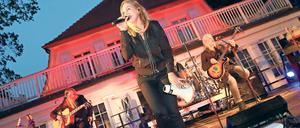 Rocken für Babys. Silly spielte am Samstagabend vor etwa 500 Gästen in Potsdam. Mit dem Erlös der Veranstaltung wird ein Projekt unterstützt, das Eltern helfen soll.