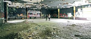 Der 300 Quadratmeter große Veranstaltungssaal hat 39 Jahre Tanzveranstaltungen überstanden – zumindest halbwegs. Zu DDR-Zeiten war das Gebäude ein beliebtes und gepflegtes Ausflugsrestaurant.