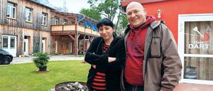 Wie für Handwerker gemacht. Robert Wilberg und seine Lebensgefährtin Maryana Remus vor ihrer Monteurs-Pension in Babelsberg. Sie wissen, was ihre Gäste glücklich macht. Vor allem kühles Bier ist immer da.