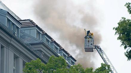 Brand im Dachstuhl. Bis zu 70 Feuerwehrleute waren stundenlang mit den Löscharbeiten des denkmalgeschützten Hauses in der Schlüterstraße beschäftigt. Auch Ku’damm und Lietzenburger Straßen waren zeitweise für den Verkehr gesperrt.