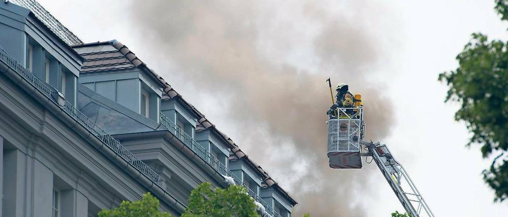Brand im Dachstuhl. Bis zu 70 Feuerwehrleute waren stundenlang mit den Löscharbeiten des denkmalgeschützten Hauses in der Schlüterstraße beschäftigt. Auch Ku’damm und Lietzenburger Straßen waren zeitweise für den Verkehr gesperrt.