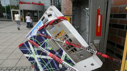 Die Täter beschädigten den Automaten so stark, dass sich die gesamte Front löste.