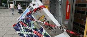 Die Täter beschädigten den Automaten so stark, dass sich die gesamte Front löste.