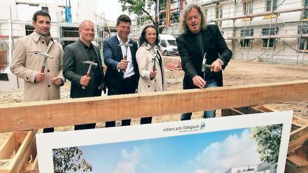 Stolzer Ideengeber. Filmpark-Chef Schatz (r.) beim Richtfest.