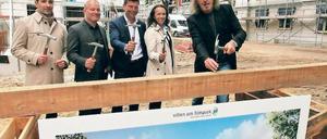 Stolzer Ideengeber. Filmpark-Chef Schatz (r.) beim Richtfest.