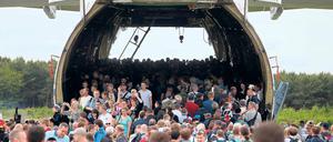 Großer Vogel. ILA-Besucher gehen 2014 durch den Transportflieger AN 124.