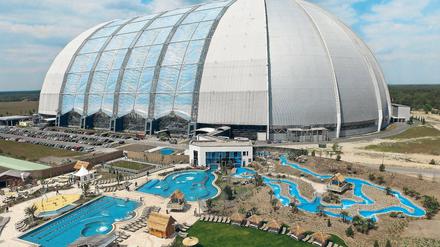 Neues Badeglück. Der 35 000 Quadratmeter große Open-Air-Wasserpark vor der Kulisse des Resorts „Tropical Islands“ in Krausnick. Mit der Eröffnung des Unternehmens am Freitag stehen nun 100 000 Quadratmeter Erholungsfläche zur Verfügung.
