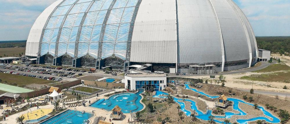 Neues Badeglück. Der 35 000 Quadratmeter große Open-Air-Wasserpark vor der Kulisse des Resorts „Tropical Islands“ in Krausnick. Mit der Eröffnung des Unternehmens am Freitag stehen nun 100 000 Quadratmeter Erholungsfläche zur Verfügung.