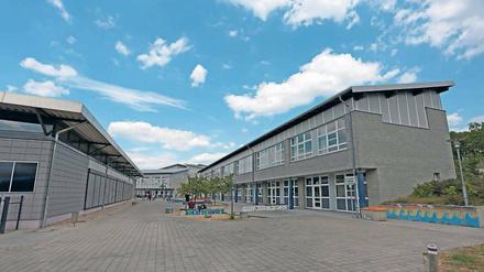 Zu kurz geraten? Eigentlich sollte der 1999 fertiggestellte zweite Teil des Werderaner Gymnasiums (r.) ein Stockwerk höher und länger werden. Dann wurde der Schulentwicklungsplan geändert und das Gymnasium in kleinerer Version dreizügig gebaut.