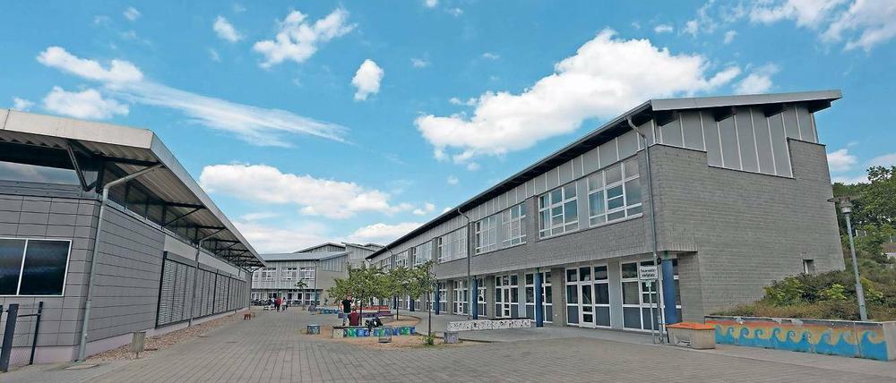 Zu kurz geraten? Eigentlich sollte der 1999 fertiggestellte zweite Teil des Werderaner Gymnasiums (r.) ein Stockwerk höher und länger werden. Dann wurde der Schulentwicklungsplan geändert und das Gymnasium in kleinerer Version dreizügig gebaut.