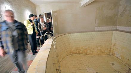Russensauna. Auch beim Internationalen Museumstag im vergangenen Jahr wurde der Keller der Villa Quandt für Besucher – wie die damalige Kulturministerin Sabine Kunst (3.v.l.) – geöffnet. Wirklich einsatzbereit ist das Badebecken der Sauna allerdings schon lange nicht mehr.
