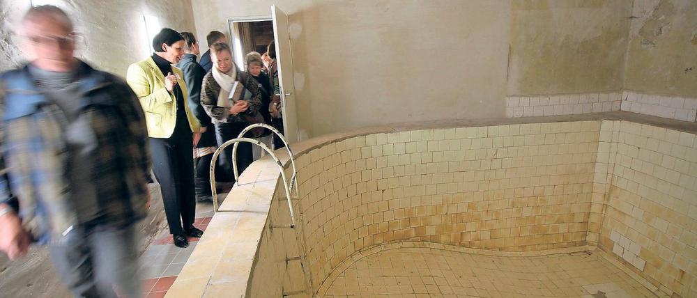 Russensauna. Auch beim Internationalen Museumstag im vergangenen Jahr wurde der Keller der Villa Quandt für Besucher – wie die damalige Kulturministerin Sabine Kunst (3.v.l.) – geöffnet. Wirklich einsatzbereit ist das Badebecken der Sauna allerdings schon lange nicht mehr.