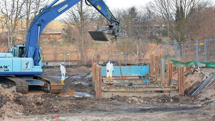 Matschige Angelegenheit. Bauleute haben auf der Hafenbaustelle in Teltow mit dem Bodenaustausch begonnen.