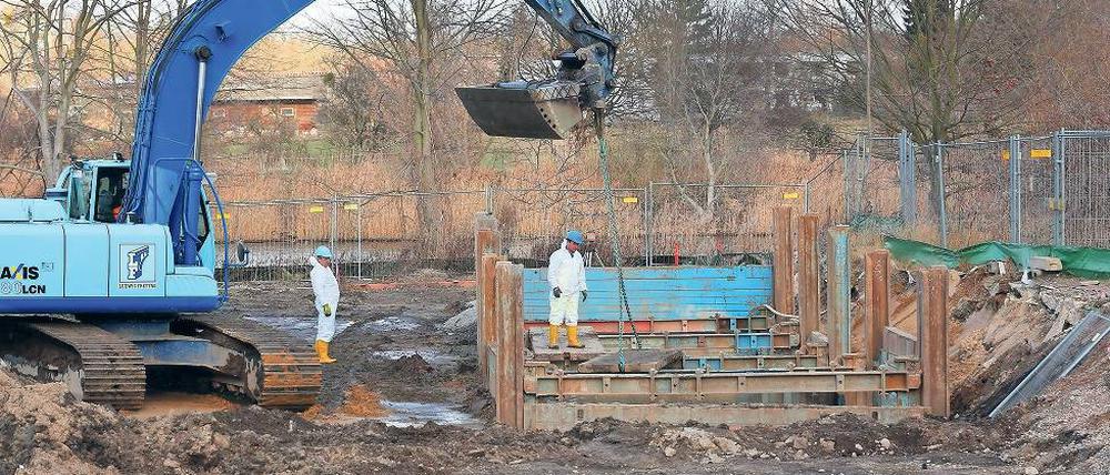 Matschige Angelegenheit. Bauleute haben auf der Hafenbaustelle in Teltow mit dem Bodenaustausch begonnen.