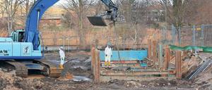 Matschige Angelegenheit. Bauleute haben auf der Hafenbaustelle in Teltow mit dem Bodenaustausch begonnen.