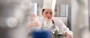 Wie leer gefegt. Derzeit sind 44 Lehrstellen für Köche im Kammerbezirk Potsdam unbesetzt. Auch im Kongresshotel Potsdam am Templiner See sind Bewerber in diesem Jahr Fehlanzeige. „Es gibt einfach keine Bewerber“, sagt Geschäftsführerin Jutta Braun.