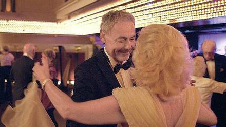 Ein Gigolo in seinem Element. Peter Nemela ist ein hervorragender Tänzer und charmanter Gesellschafter, auf Kreuzfahrtschiffen.