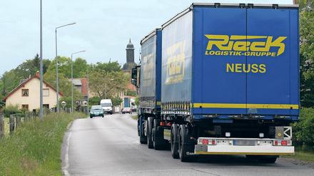 Schluss mit dem Lkw-Verkehr: Das fordert der Ortsbeirat Grube. „Gesundheitsschutz und Gefahrenabwehr müssen absoluten Vorrang haben“, sagt Ortsvorsteher Rolf Sterzel. Es geht um den Verkehr von und zur Autobahn 10, der durch den Ortsteil geführt wird.