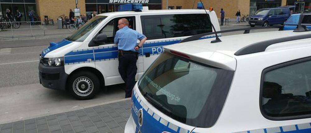 Noch fließt der Verkehr in der Babelsberger Straße. Die Polizei ist bereits vor Ort.