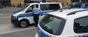 Noch fließt der Verkehr in der Babelsberger Straße. Die Polizei ist bereits vor Ort.