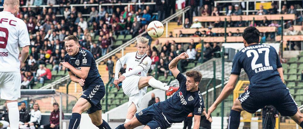 Gespielt, geschossen, gehalten. Zum Saisonabschluss zeigten sich die Spieler des BFC Dynamo und SV Babelsberg noch einmal in bester Spiellaune. Ein 3:3 wäre möglich gewesen, doch es torlos im Jahnsportpark.