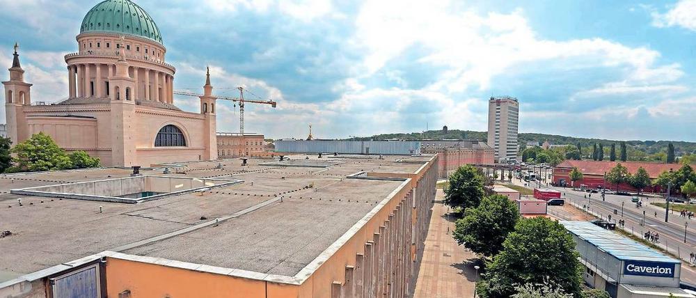 Hindernis. Für eine Rückkehr zum alten Stadtgrundriss ist ein Abriss der Fachhochschule (vorn l.) nötig. Gegner dieser Pläne haben knapp 12 000 Unterschriften auf ihrer Seite. Die Stadt warnt vor den Folgen, sollte der Gebäudekomplex auf Dauer stehen bleiben.