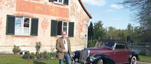 Fährt Oldtimer. Investor Michael Linckersdorff vor einem der Doppelhäuser in der Schleusensiedlung.