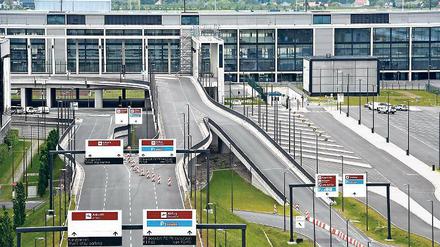 Abflug. Mit dem BER beschäftigen sich derzeit mehr Juristen als Fluggäste.