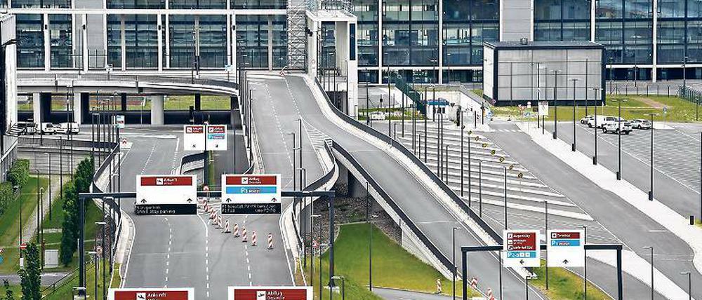 Abflug. Mit dem BER beschäftigen sich derzeit mehr Juristen als Fluggäste.