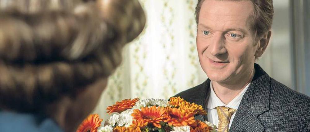 Liebe in den 50er Jahren. Thomas Müller (Michael Kessler) überrascht seine Frau Anna (Ruth Blauert) mit einem Blumenstrauß.