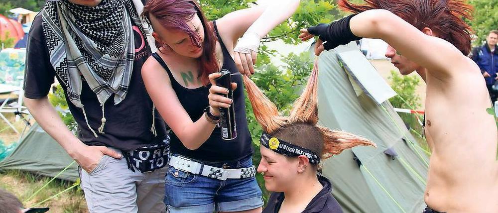 Hält das ganze Wochenende. Letztes Haarstyling auf dem Caputher Zeltplatz, hier auf einem Foto vom Festival 2012. Die Stimmung dürfte wieder so gut werden wie damals.
