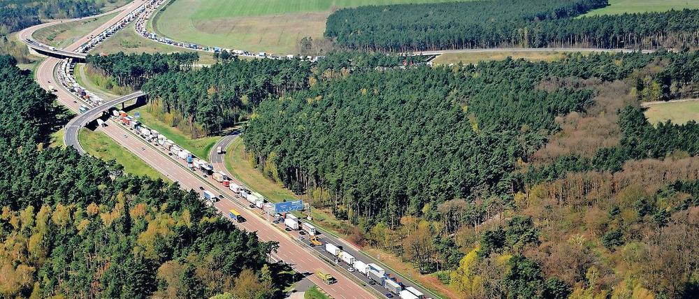 Wiederholungsgefahr. Schon während der Markierungsarbeiten im April kam es zu Staus von der Abfahrt Ferch bis über das Dreieck Nuthetal hinaus. Da es am Wochenende geregnet hatte, mussten die Arbeiten damals in der Woche nachgeholt werden.