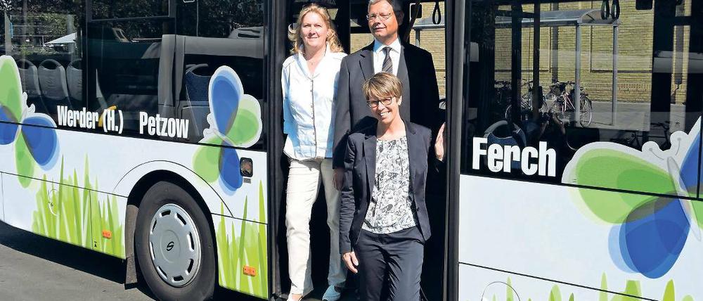 Auf Achse. Manuela Saß, René Poleske und Kerstin Hoppe (v.l.) vorm neuen Bus.