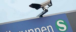 Guck an. Viele alte Geräte mit einer schlechten Auflösung werden nun auf den Bahnsteigen ausgetauscht.