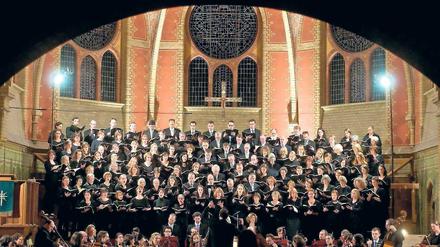Großer Klangkörper. In Potsdam treten regelmäßig mehrere Chöre auf, die für ihre Konzerte Unterstützung von Orchestern benötigen und von der Stadt dafür Geld bekommen. Hier führt die Potsdamer Kantorei mit dem Neuen Kammerorchester unter der Leitung von Ud Joffe die h-Moll-Messe von J. S. Bach auf.