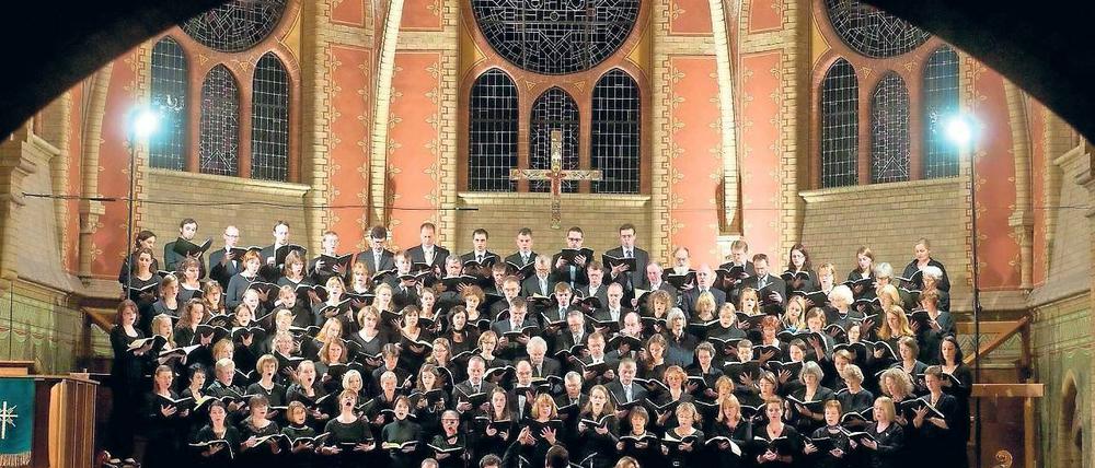 Großer Klangkörper. In Potsdam treten regelmäßig mehrere Chöre auf, die für ihre Konzerte Unterstützung von Orchestern benötigen und von der Stadt dafür Geld bekommen. Hier führt die Potsdamer Kantorei mit dem Neuen Kammerorchester unter der Leitung von Ud Joffe die h-Moll-Messe von J. S. Bach auf.